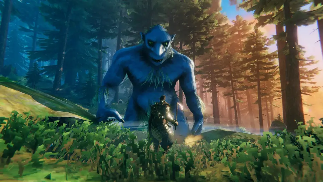 Guerriero con spada illuminata di fronte a un troll azzurro in una fitta pineta controluce